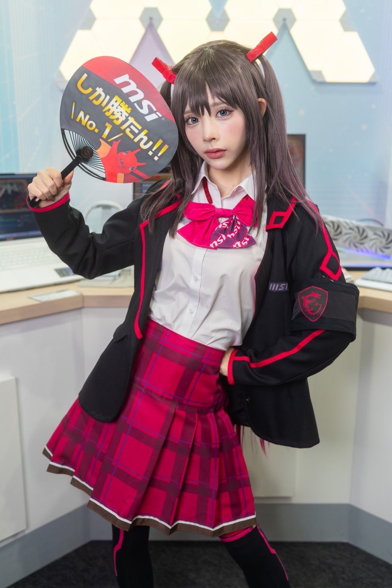 TGS2023、2日目のビジネスデイで、美星メイ（@mei_mihoshi ）としてMSIブースにご登場いただいたのは緩苺さん @1004yrm_ です✨

ホワイトなノートPC＆コントローラーでモンハンをプレイがメイちゃんっぽいですね🤔

#MSI #美星メイ #TGS2023 #TGS2023コスプレ #東京ゲームショウ2023 #MSITGS2023 https://t.co/Hm9jsCaFXA