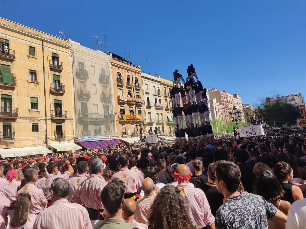 CastellersSyd's tweet photo. Avui els nostres cangurs van saltant de plaça en plaça. #SantaTecla #LaMerce #CastellsEnXarxa #Castellers i #Castelleres de #Sydney https://t.co/lV5HkULzUA