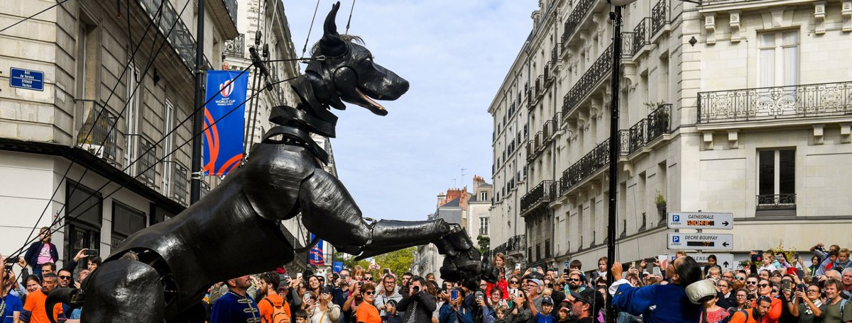 Johanna_Rolland's tweet photo. 🐶 Le #Xolo et le #BullMachin dans les rues de #Nantes ce matin. Un moment magique, poétique, hors du temps. Et beaucoup de monde pour rêver ensemble ! 🤩 #RoyalDeLuxe https://t.co/pU0Rw8Jetw