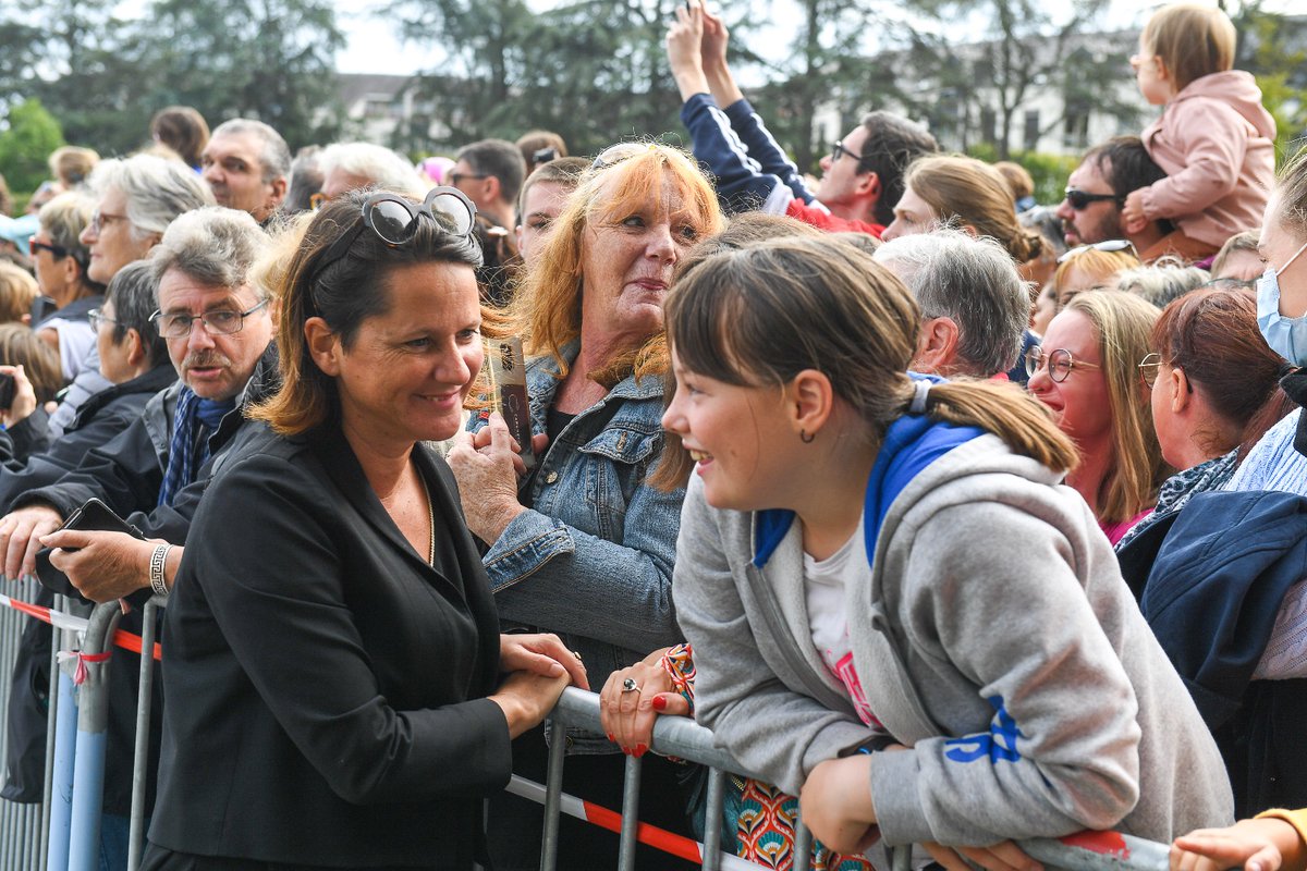 Johanna_Rolland's tweet photo. 🐶 Le #Xolo et le #BullMachin dans les rues de #Nantes ce matin. Un moment magique, poétique, hors du temps. Et beaucoup de monde pour rêver ensemble ! 🤩 #RoyalDeLuxe https://t.co/pU0Rw8Jetw