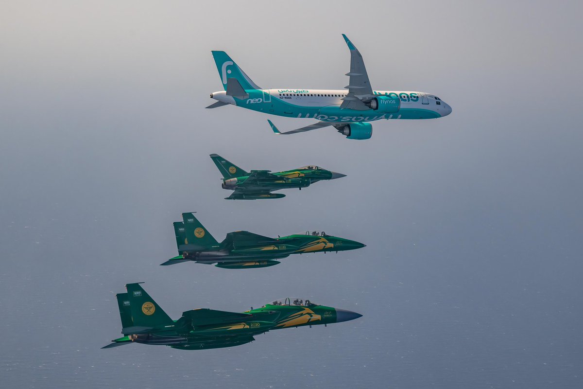 saudia_aviation's tweet photo. صور من سماء المملكة لطائرة #طيران_ناس  برفقة القوات الجوية السعودية خلال العروض الجوية بمناسبة #اليوم_الوطني_السعودي_93 💚✈️ https://t.co/bcYv7NhMlc