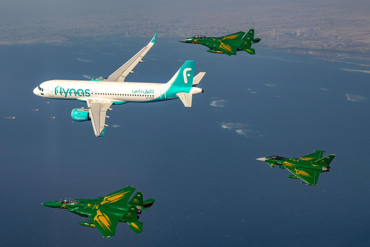 saudia_aviation's tweet photo. صور من سماء المملكة لطائرة #طيران_ناس  برفقة القوات الجوية السعودية خلال العروض الجوية بمناسبة #اليوم_الوطني_السعودي_93 💚✈️ https://t.co/bcYv7NhMlc