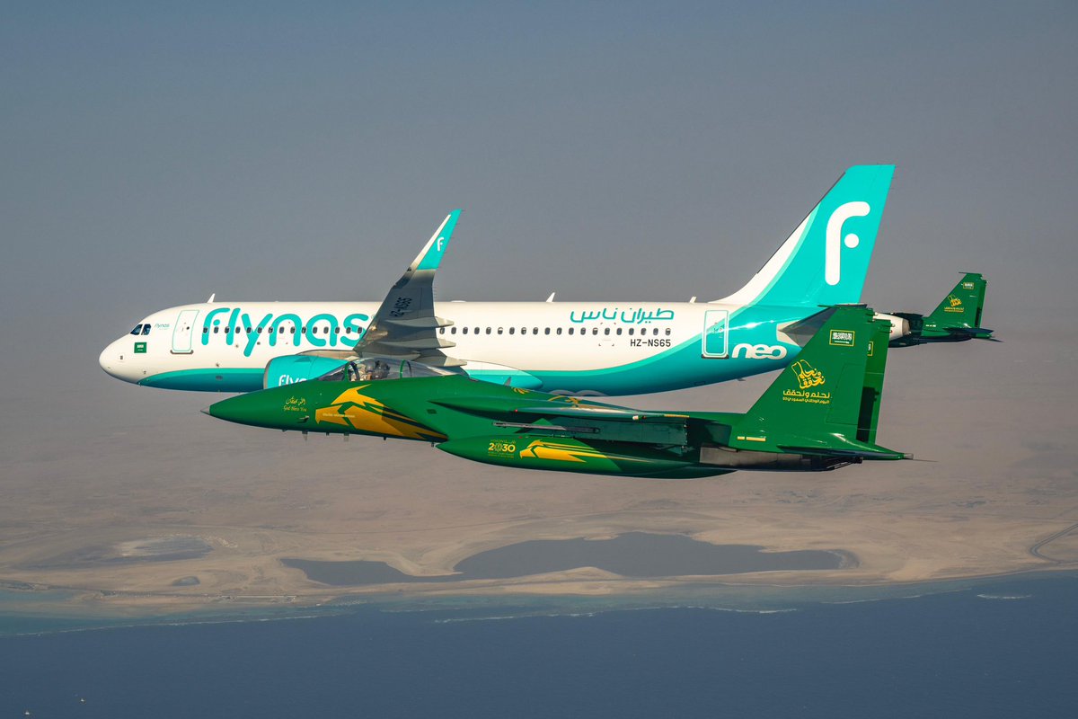 saudia_aviation's tweet photo. صور من سماء المملكة لطائرة #طيران_ناس  برفقة القوات الجوية السعودية خلال العروض الجوية بمناسبة #اليوم_الوطني_السعودي_93 💚✈️ https://t.co/bcYv7NhMlc