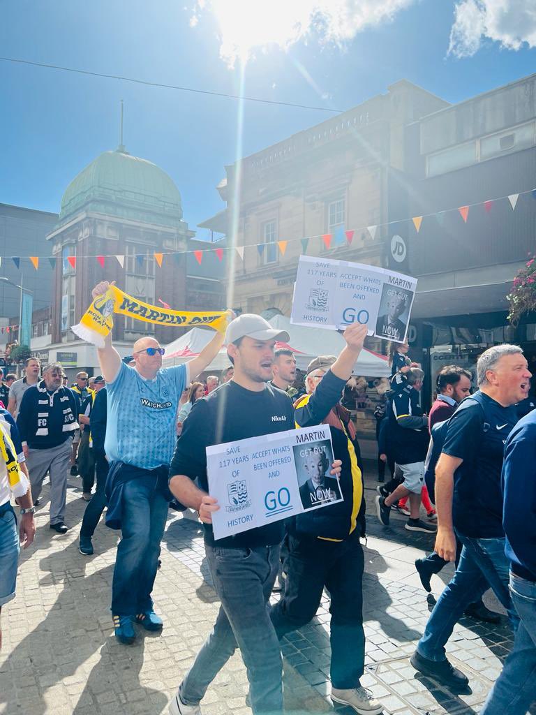 shrimperstrust's tweet photo. Excellent turnout! We are Southend United! You are Southend United! MARTIN OUT #MartinOut https://t.co/VA2cfFjD8d