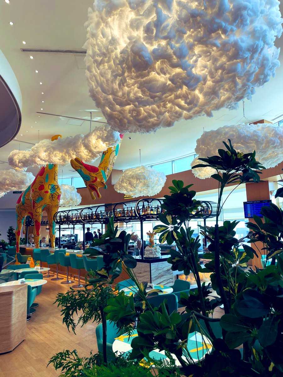 Jamais quitter le #Liban sans relever encore un point positif, cette fois dans la décoration du restaurant au premier étage de l’Aéroport International de #Beyrouth;
 Comment ne pas partager avec vous les flancs joliment chamarrés de cette somptueuse girafe 🦒 les jambes