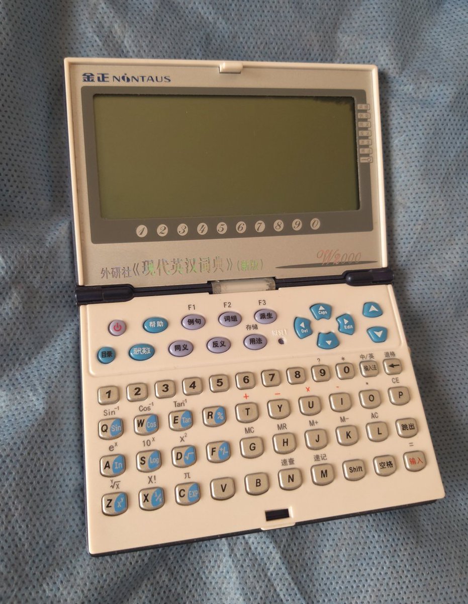 dolltator's tweet image. #デジタル遺物 #DigitalRelic #電子文物
📕私が子供の頃に使っていた電子辞書。
📕The electronic dictionary I used during as a child.
📕我小時候用過的電子詞典。