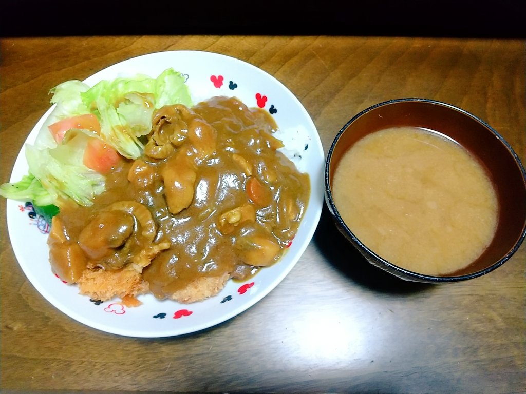 Lotus_Bangohan's tweet photo. やっと…秋の入り口。明けましておめでとうございます！

ホタテカレー
カニクリームコロッケ(埋もれて見えない)
レタスとトマト
キュウリのぬか漬(埋もれて見えない)
昨日のみそ汁

#おうちごはん
#映えないボクの晩ごはん https://t.co/jG3IjhCdop