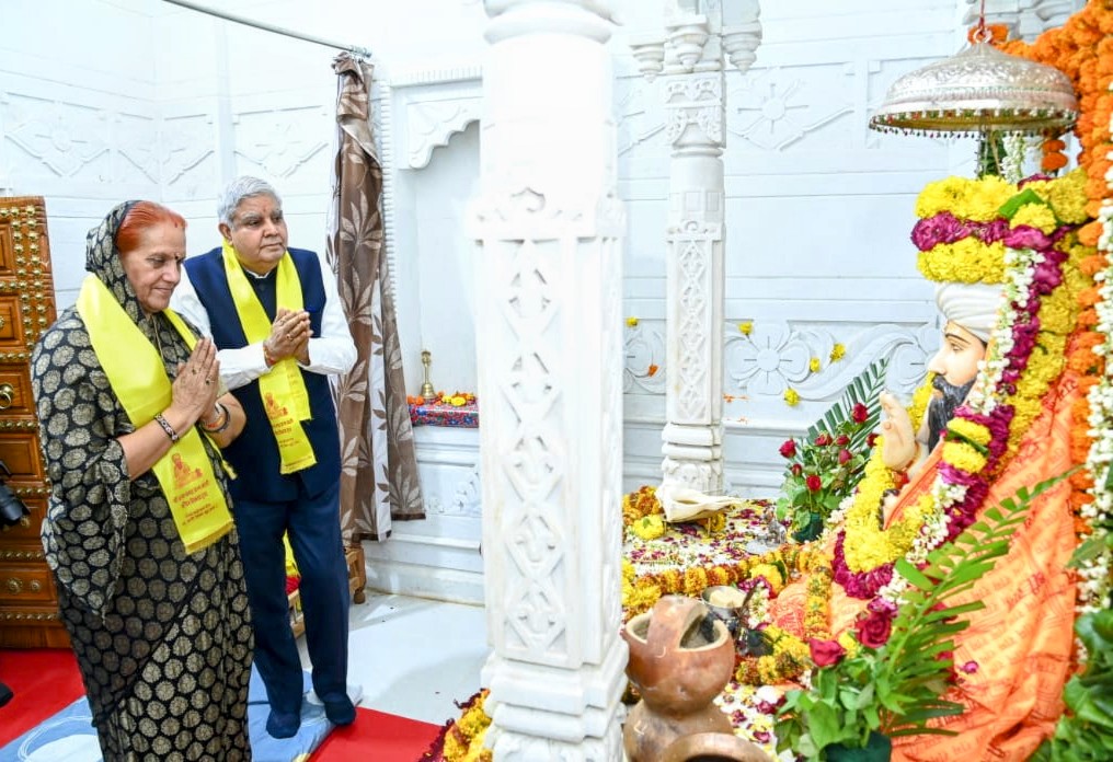 VPIndia's tweet photo. संत शिरोमणि श्री धन्ना भगत जी की जन्मस्थली चौरु धाम के दर्शन कर धन्य हो गया!!

मैं यहां आकर अभिभूत हूं!

समाज में भगत जी का काम बेमिसाल है, हमें उनसे प्रेरणा लेनी चाहिए।

मैं यहां से ऊर्जावान होकर जा रहा हूं। (1/2) https://t.co/L3BqZkGVsl