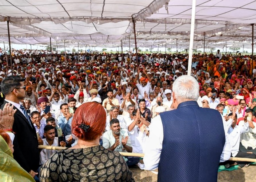 VPIndia's tweet photo. संत शिरोमणि श्री धन्ना भगत जी की जन्मस्थली चौरु धाम के दर्शन कर धन्य हो गया!!

मैं यहां आकर अभिभूत हूं!

समाज में भगत जी का काम बेमिसाल है, हमें उनसे प्रेरणा लेनी चाहिए।

मैं यहां से ऊर्जावान होकर जा रहा हूं। (1/2) https://t.co/L3BqZkGVsl