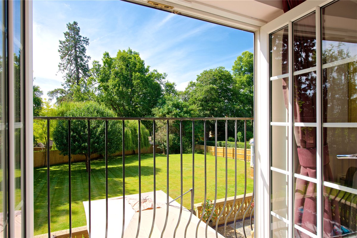 Willow Tree House | Flore, Northamptonshire 🌳

A modern stone built, ten-bedroom detached house with 0.66 acres of wraparound gardens, a swimming pool, jacuzzi, and extensive parking within walking distance of village amenities 🌼

Take a look > ow.ly/qMvc50PIk2U