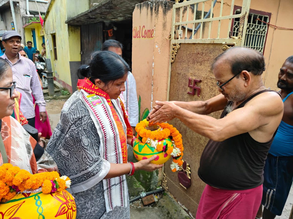 SmrutiPattnaik6's tweet photo. ଆଜାଦୀ କା ଅମୃତ ମହୋତ୍ସବ’ ଅନ୍ତର୍ଗତ ଦେଶ ପାଇଁ ଜୀବନ ଦେଇଥିବା "ବୀର” ମାନଙ୍କୁ ଶ୍ରଦ୍ଧାଞ୍ଜଳି ଦେବା ଉଦ୍ଦେଶ୍ୟରେ ଦେଶବ୍ୟାପୀ ଆରମ୍ଭ ହୋଇଥିବା #MeriMaatiMeraDesh ଅଭିଯାନ ଅନ୍ତର୍ଗତ
କଟକରେ ବିଜେପି ପକ୍ଷରୁ ଅମୃତ କଳସରେ ମାଟି ସଂଗ୍ରହ କରିବା କାର୍ଯ୍ୟକ୍ରମ ମୋ ନେତୃତ୍ୱରେ  ଆୟୋଜନ କରାଯାଇଥିଲା।
#soilcollection #Martyr https://t.co/cgBGoW3iCc