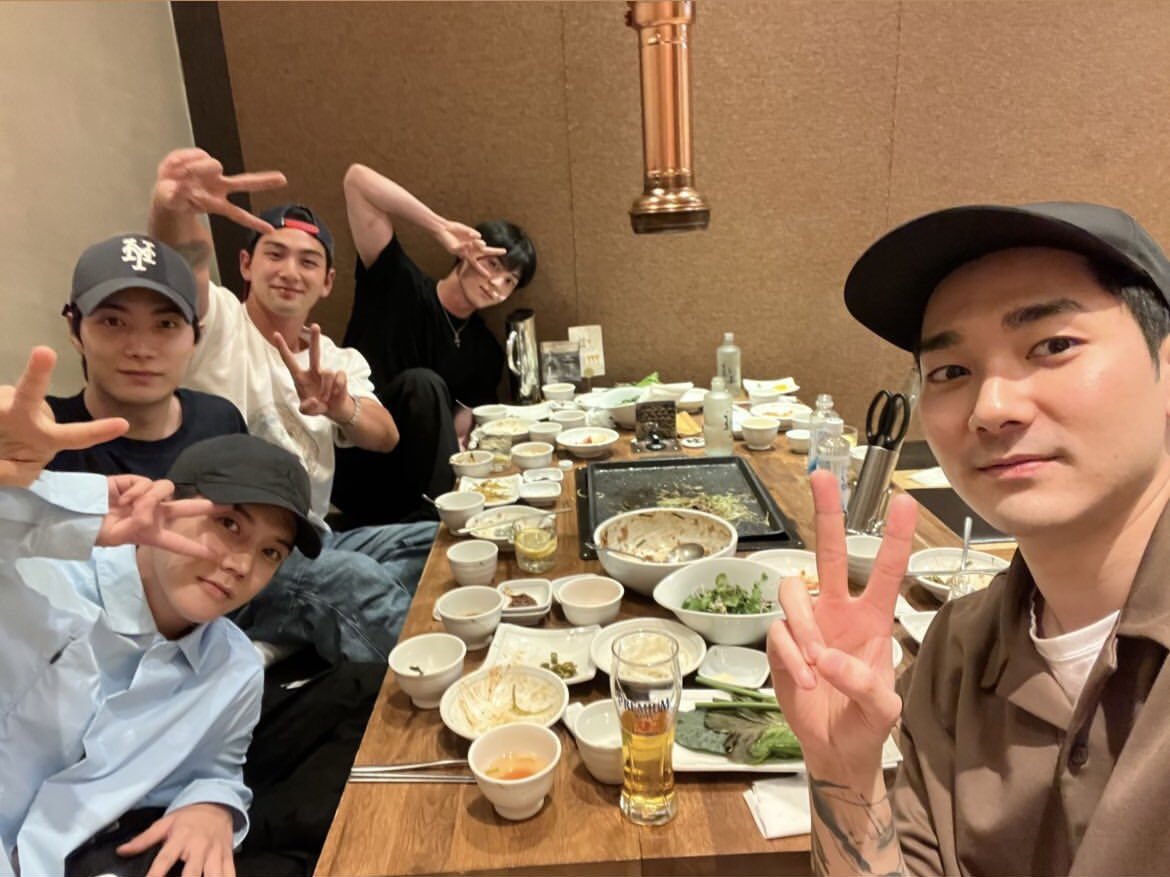 LA120315's tweet photo. 긍까 이게 다 다른사진이잖아 오늘 총 3장 뜬거 맞지? https://t.co/61ZEfXh6G2