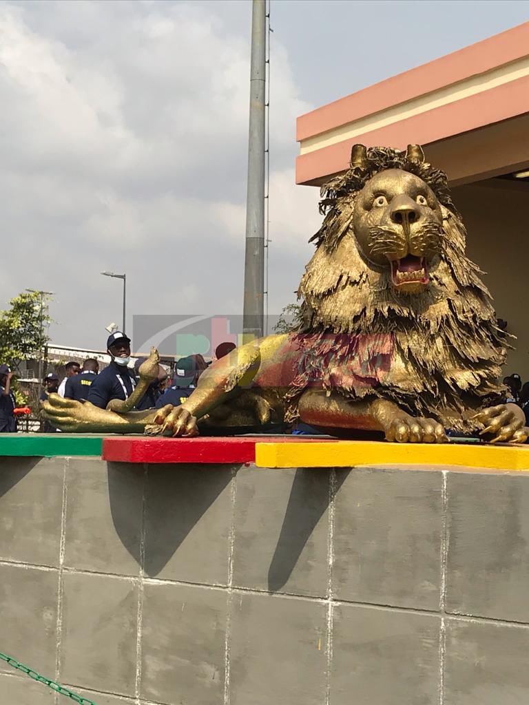 iamvikym's tweet photo. Un Lion en bronze, symbole de notre équipe nationale, trône à l’entrée Est du stade Omnisports de Mfandena à Yaoundé. https://t.co/5zbj7RMtNM