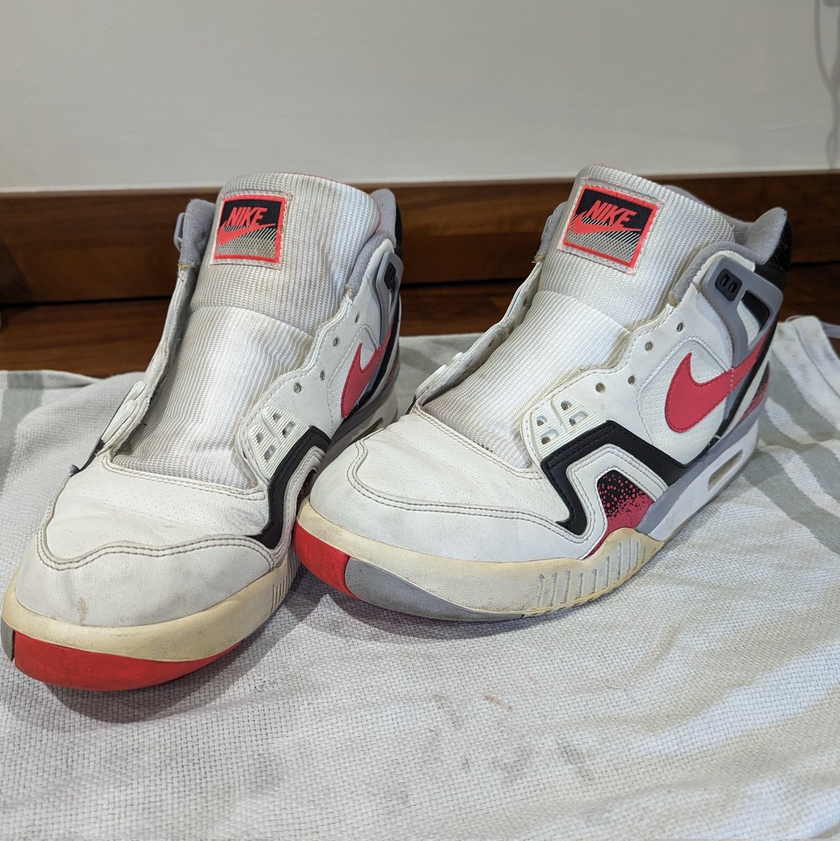 Operation clean up today. See if we can get these looking a bit better. Hoping to see these retro again some time soon. Would love a fresh pair
#nikeairtechchallengeii 
#agassi #nike #snkrsliveheatingup 
#sneakercleaning #niketennis
#kotd #sneakerpics #hotlava