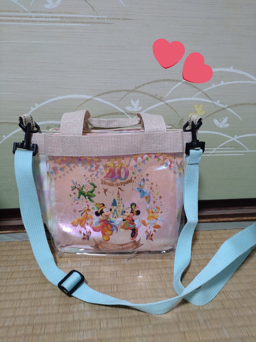rainbow4ever_u's tweet photo. 40周年のランチバックが可愛すぎて、普段使いもしたいから、Dカンを付けてショルダーバッグにしました！
バック紐は、シンプルにと思って、水色です😊
ホントはベージュにしようと思ってたんだけどね😅 https://t.co/q8xYzR0rx2