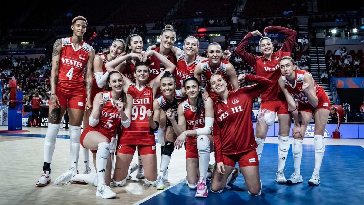randomnettr's tweet photo. A Milli Kadın Voleybol takımımız, Japonya'yı 3-1 yenerek 2024 Paris Olimpiyatlarına katılmaya hak kazandı. Hedefimiz Olimpiyat Şampiyonu olmak. Tebrikler Filenin Sulatanları. https://t.co/2yvm8F8DyG