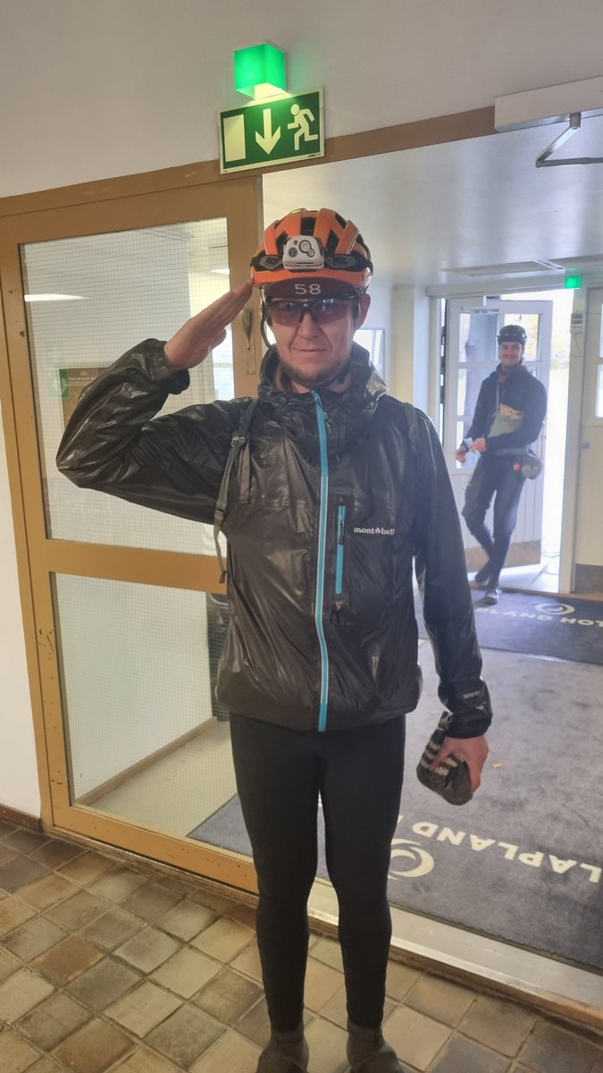 tuskaruska's tweet photo. Matti Hellqvist ilmoittautui Kilpisjärvelle. Taustalla Mikko A saapuu sisälle toista kertaa #ruska2023 https://t.co/vtCoBKAZH1