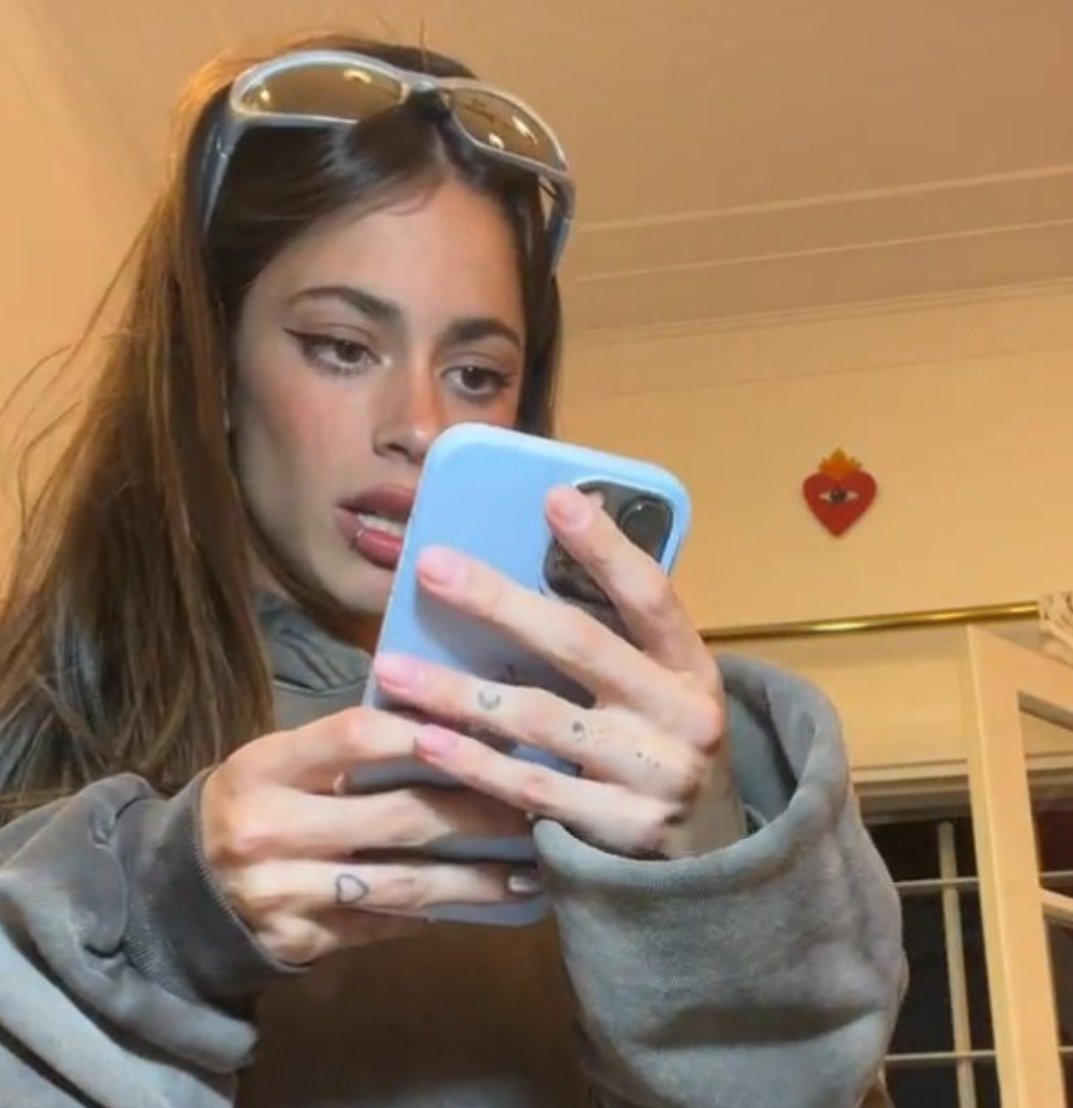 LuciaNorry3's tweet photo. Toy así leyendo el bardo por la semana del estudiante ajajsjajajaj https://t.co/JnvhVdG3Wj