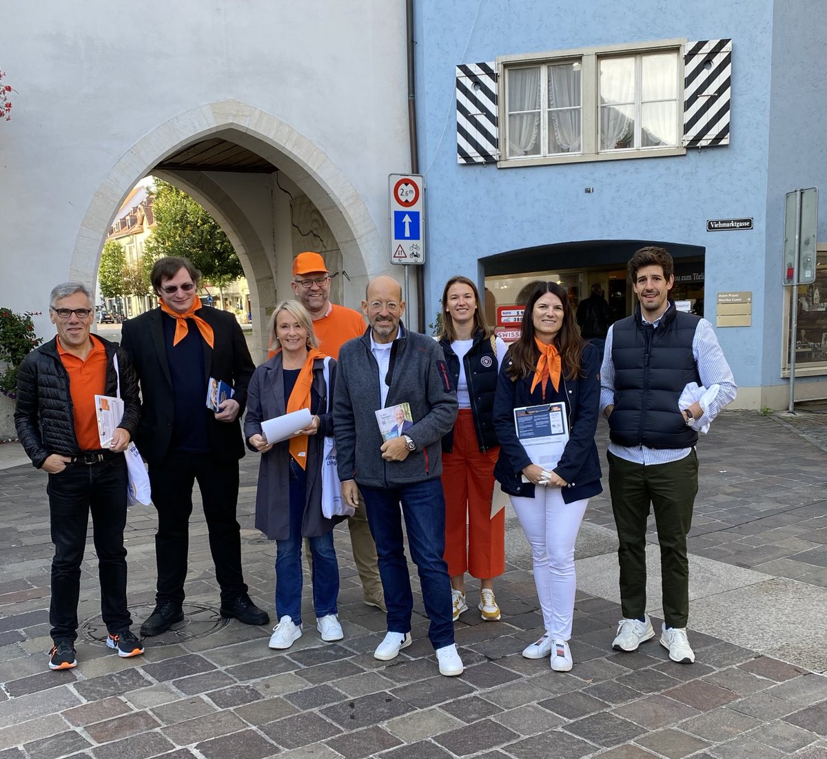 DieMitte_BL's tweet photo. ⁦@DieMitte_BL⁩ unterwegs in Laufen mit ⁦@Elisabeth_S_S⁩ ⁦⁦@MesserliMaria⁩ #FranzMeyer ⁦@scherrermarc⁩ #AnnikaBoos u.v.a.m. Heute war auch ⁦Ständeratskandidat ⁦@sveninaebnit⁩ zu Besuch. Viel Glück im Wahlkampf, lieber Sven. https://t.co/CjuYTnEZss