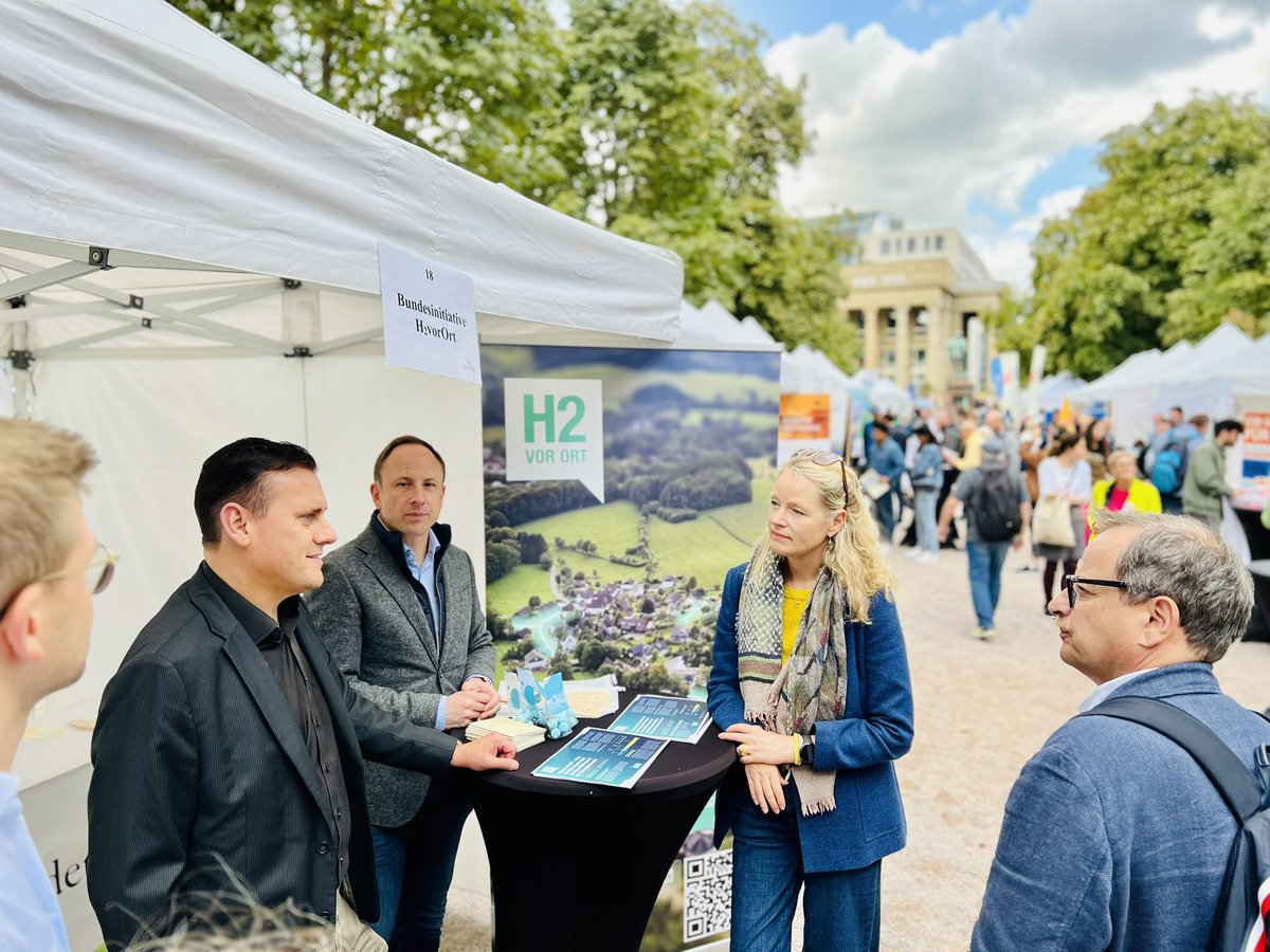 NetzeSuedwest's tweet photo. Spannender Austausch mit Umweltministerin @thekla_walker und dem Landesinnungsverband  der #Schornsteinfeger zum H2-Hochlauf in #BaWü! https://t.co/cYK9FgKRP6