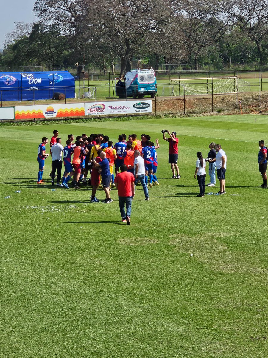 FigueJuanma's tweet photo. #CerroPorteño - Formativas

Cerro Campeón en la sub17 a falta de 5 fechas para el final, superó 3-1 a Luqueño, suma 74 pts y es inalcanzable

Gran campaña del equipo de José De Vaca, antes esta categoría estuvo a cargo de Carlos Recalde (Resistencia)

Felicitaciones! 👏🏽 https://t.co/KSmWKx7Q2X