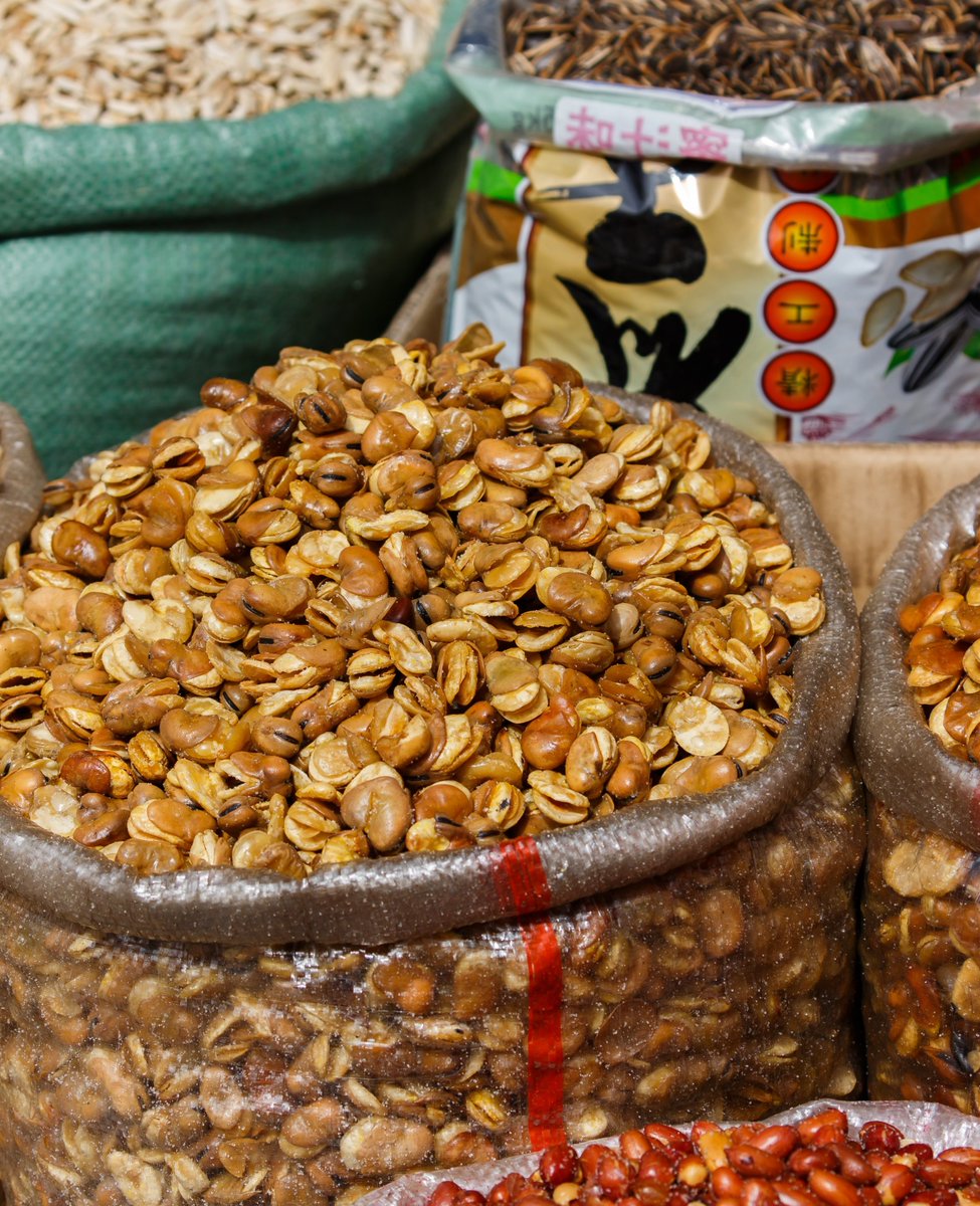 Visit_Xinjiang's tweet photo. At a market of #Kashgar, you'll find a wild range of snacks and nibbles. Nuts with thin shells and generous flesh are a delight to savor, leaving a rich and lingering taste on your tongue.
#lifeclips #xinjiang #friendlyxinjiang #thisisxinjiang #xincustom #xinjiangtravel https://t.co/EnIs7nTK1I