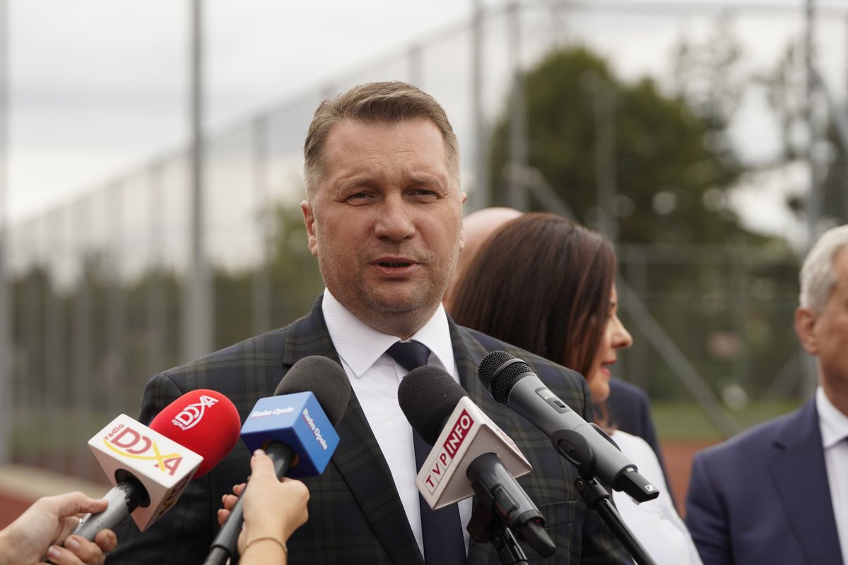 MEN_GOVPL's tweet photo. 🇵🇱 Konferencja prasowa z udziałem ministra @CzarnekP, posłów: @pkukiz, @Czochara_posel, @V_Porowska, wojewody Sławomira Kłosowskiego oraz starosty Andrzeja Kruczkiewicza po spotkaniu z kuratorami oświaty dot. demokracji bezpośredniej. 

Tematem konferencji było przekazanie do szkół broszury pt. „Demokracja bezpośrednia” przygotowanej przez Instytut Demokracji Bezpośredniej.