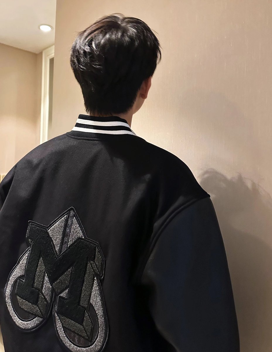 woaiarthur's tweet image. 비우도 가지고 있는 자켓 !!!!