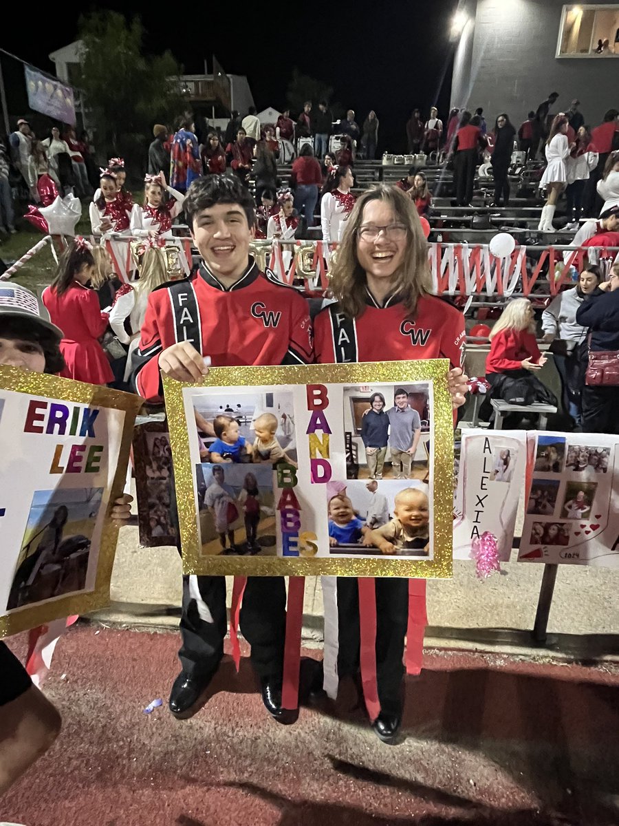 LeslieL22989090's tweet image. Senior night for that Falcon Band 😭#thatfalconband #CHSW #GoFalcons