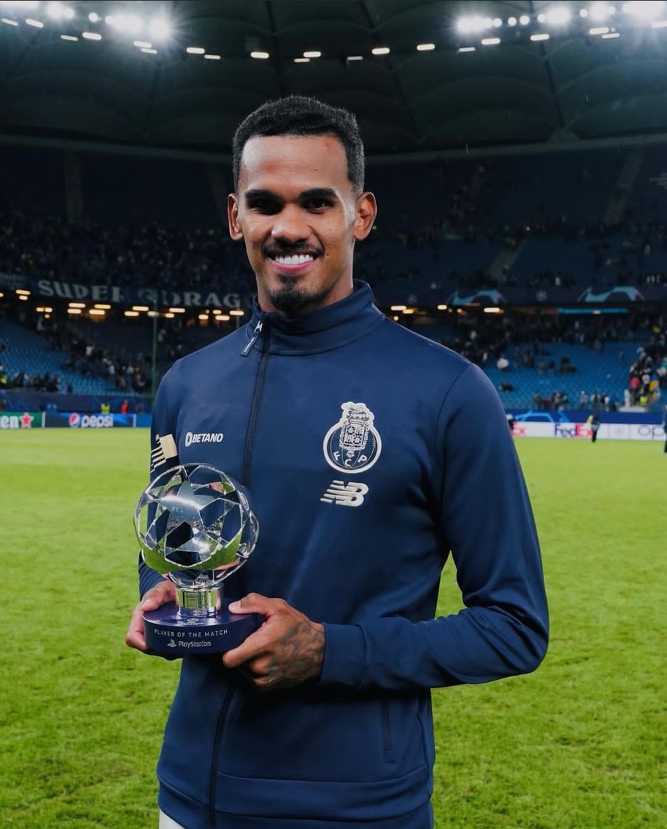Um jogador de uma equipa portuguesa foi o JOGADOR DA SEMANA DA CHAMPIONS LEAGUE  !!! 

Zero (ou quase) destaque na comunicação social...

Ai se fosse fos clubes de Lisboa...