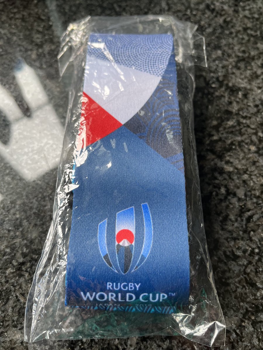 Thank you @englandrugbytravel for replacing my lost luggage strap. You’ve made my week! 🌹