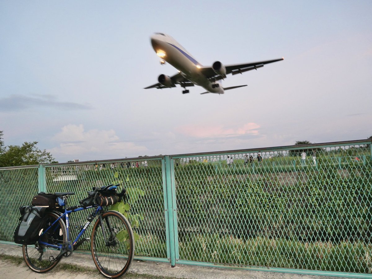 S16498706's tweet photo. 伊丹空港✈️
#千里川土手 #ロードバイク #GIOS https://t.co/agaaO7Nc0b