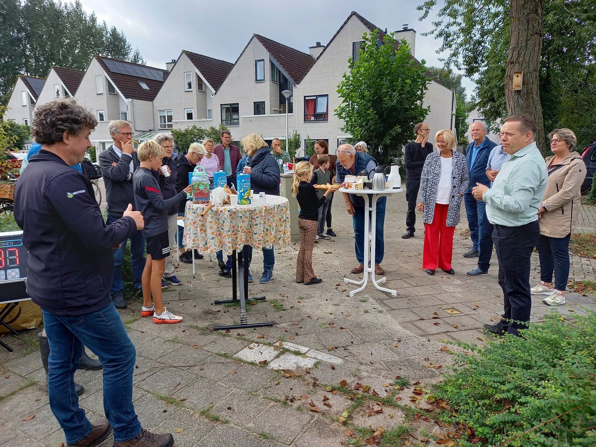 Burendag in de Jellissenkamp in #ZwolleZuid! Hier worden vandaag de plannen voor vergroening van het ontmoetingsplein besproken. Het plein wordt straks mooier, biodiverser en gezelliger. Wethouder <a href="/SpaansZwolle/">Arjan Spaans</a> komt volgend jaar terug voor het resultaat. #Burendag #MijnWijk 🌿