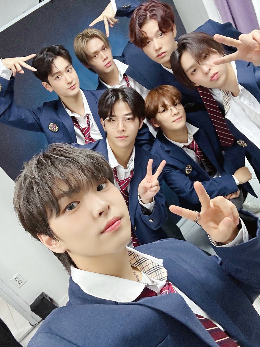 GHOST9OFFICIAL's tweet photo. 💙👻💙

#GHOST9 #고스트나인
#Debut_3rd_Anniversary https://t.co/kqwA8yWSwv