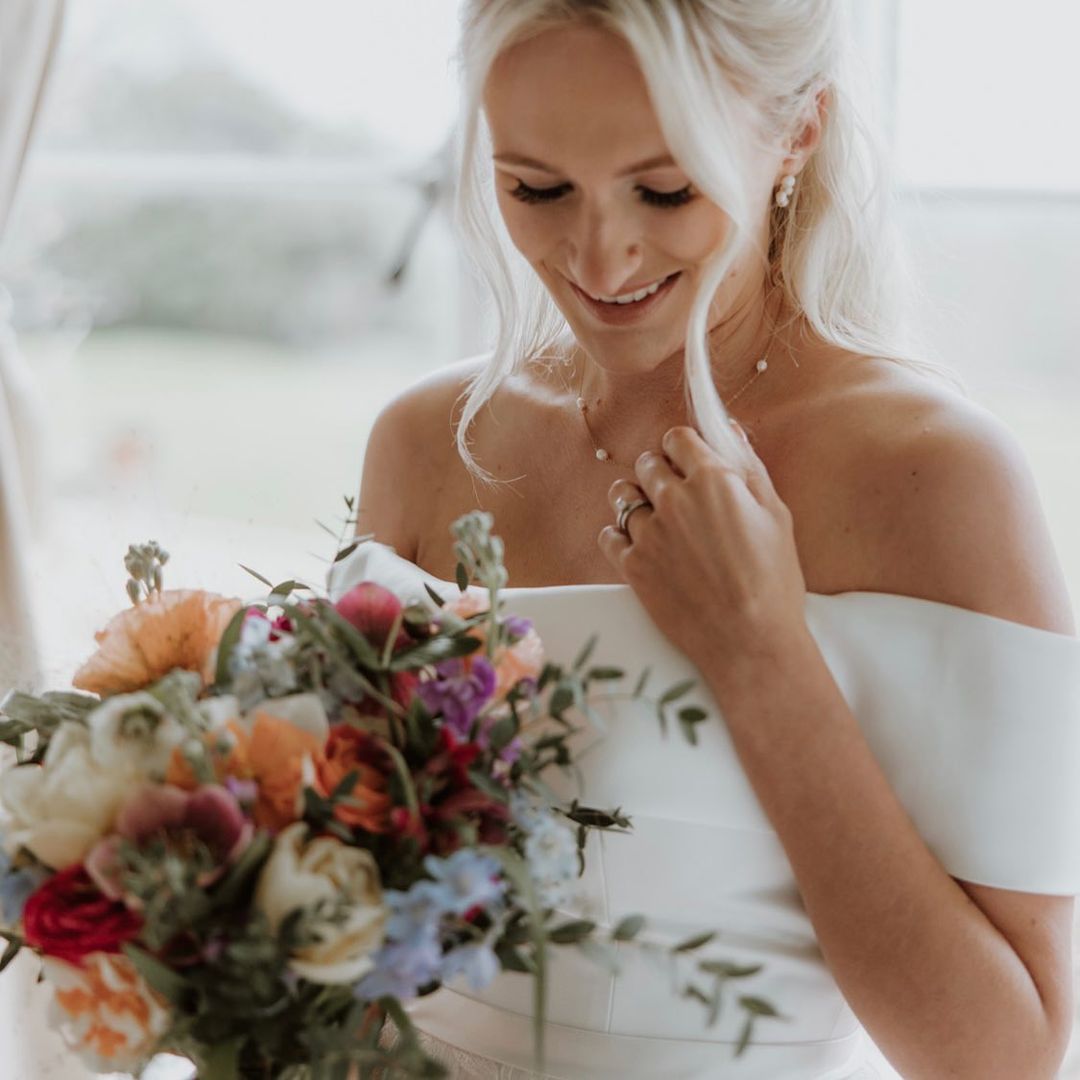 Happiness is seeing brides shine bright on their special day! Beautiful natural glam bridal makeup from #makemebridalpro @stephaniewarrenmakeup!

ℹ️ Pro portfolio: makemebridal.co.uk/wedding-hair-a…