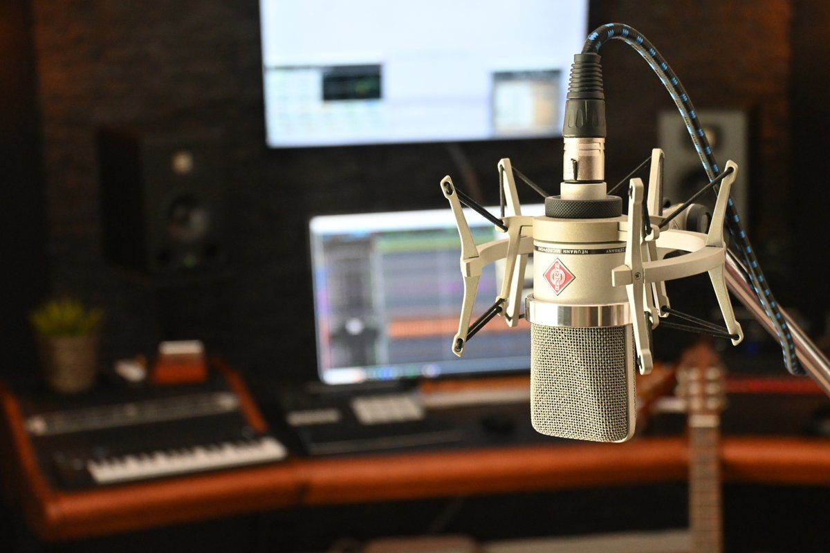 schnoebbe_music's tweet image. little photo shoot in my studio 📸🎵.

#gameaudio and #filmmusic from Hamburg, Germany. #gamecomposer #gamedev #filmkomponist