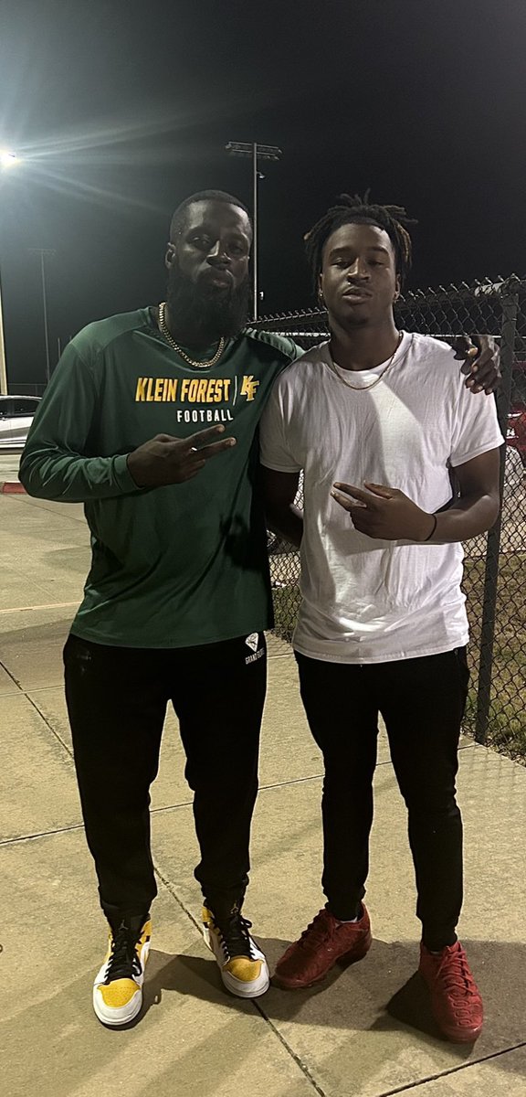 CoachGMbu's tweet photo. It was great seeing one of my former athletes coming to support 🤞🏿 @Dfranklinn3  Love ya kid ! 
#1-0 https://t.co/UJch6BCXMV