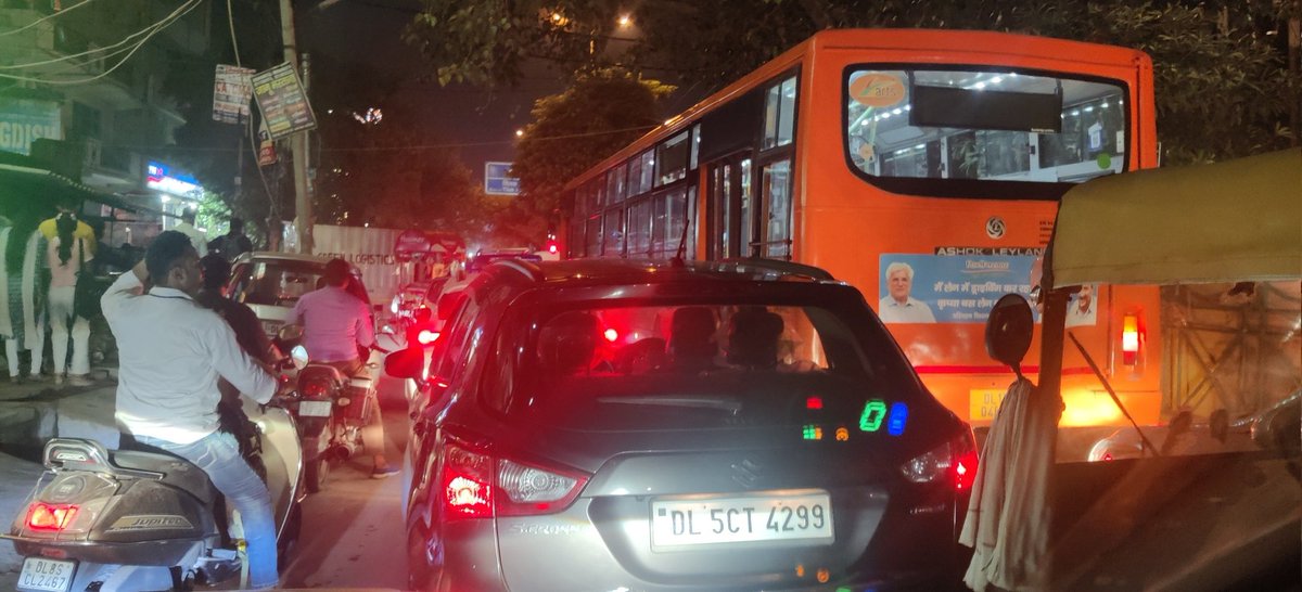 ashishrma's tweet photo. Ambulance stuck for more than 30. Min struggling to move with patient inside, no one to manage the daily chaos. https://t.co/AJI7hNBgPV