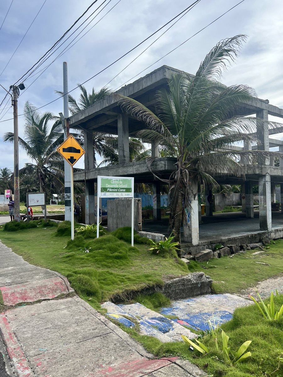 ANIABELLO_R's tweet photo. 🚨ALGO GRAVE PASA EN SAN ANDRÉS 

Les quiero contar mi experiencia del viaje que hice esta semana a San Andrés… ✈️ a la que tanto usan para hacer discursos baratos y politiquería, pero de la que se olvidan tan pronto pisan la Colombia continental. 

A mi llegada me encontré con un aeropuerto deficiente, lento, con ductos de aire acondicionado por donde no sopla ni el polvo 🥵
Saliendo del aeropuerto se topa uno con obras inconclusas, las vías principales (si es que así se le pueden llamar) están reventadas y según los mismos isleños, parece que andan con el “negocito” de hacerlas mal para volver a romperlas. 
⚠️lo mejor es que dicen que las inauguran con gran bombo y están  a medio hacer.

Se respira CONFORMISMO con una clase dirigente que actúa como si no existiera Ley.

El primer día le di una vuelta a la isla y me encontré con cosas impactantes, como un mega colegio que es una carcasa con alma de elefante blanco. 🐘 
Un Centro de Desarrollo Infantil que parece sacado de una película de postapocalipsis zombie 🧟‍♂️ 

También me pasaron por el estadio 🏟️ y me dio tristeza, porque es el único sitio que tienen los niños para practicar deporte y está vuelto nada. Inclusive, me encontré con unos caballos sacando la basura a la vía para poder alimentarse. 😢
Vean al video ⬇️

Pero lo más grave fue ver los pocos turistas que había en la isla. El último día alquilamos un pontón (una lancha turística) para dar una vuelta y el capitán nos contaba que llevaba 5 días sin trabajar. ‼️
Culpó de manera acertada la rebaja de las frecuencias de los vuelos. Como salieron del mercado dos grandes aerolíneas low cost, los tiquetes están caros y si le suman las tarjetas de turismo que cuestan más de 150 mil pesos, 💰 ir a San Andrés se volvió casi imposible, especialmente con nuestra economía actual. 

A diferencia de Cartagena, tampoco vi turistas extranjeros. Por lo visto San Andrés no tiene la capacidad de competir en el mercado turístico internacional por su pobre infraestructura. ❌
Me advirtieron a la llegada que no se me ocurriera enfermarme porque el hospital da grima… de hecho cuando alguien tiene una complicación, le toca viajar al continent  (Normalmente Barranquilla). 

Del gobernador actual no encontré a nadie que dijera algo medianamente positivo, pero lo más curioso es que uno de los candidatos para sucederlo es su primo hermano, (un tal Pacheco) que según dicen, no es capaz siquiera de ir a los debates… quién sabe si creerá que los funcionarios y contratistas de la gobernación de su primo están obligados a darle su voto. 😓

Terminé mi viaje con el sinsabor de haber estado en el paraíso peor administrado del Caribe. El potencial de la isla está enterrado debajo de la desidia de sus dirigentes, el olvido de la Colombia continental y la poca cobertura periodística y de redes. En la isla usan mucho el FB pero pocón de Twitter, que es donde se pueden tramitar las denuncias. 

Espero, es más, tengo la certeza de que los sanandresanos van a tener el mismo despertar que tuvimos en Barranquilla, porque el retroceso que han sufrido tiene un impacto enorme en sus vidas y en el proyecto de vida de sus hijos (a los que por todos los medios tratan de sacar de la isla) y si no hacen algo YAAAA para cambiar su rumbo, van a perderlo todo. 

Prometo que voy a hacer la tarea de no desconectarme de San Andrés y de mantenerlos al tanto del proceso electoral que se avecina y de quiénes podrían tener la capacidad de sacarla adelante.
Por lo pronto, échenle una mirada a @nicolasgob tuve la oportunidad de conocerlo y me impactó de manera positiva.