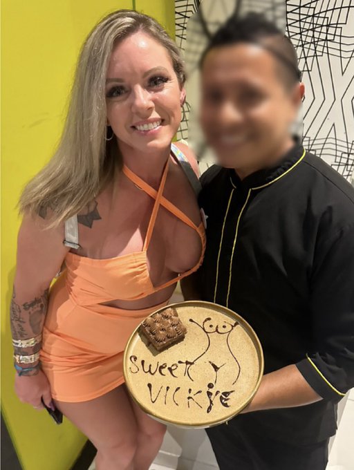 A super sweet fan gave me a special personalized dessert after dinner! https://t.co/iC6PMrcgeB<a href="/tag/mvsales"class="tags"><span>#mvsales</span></a>