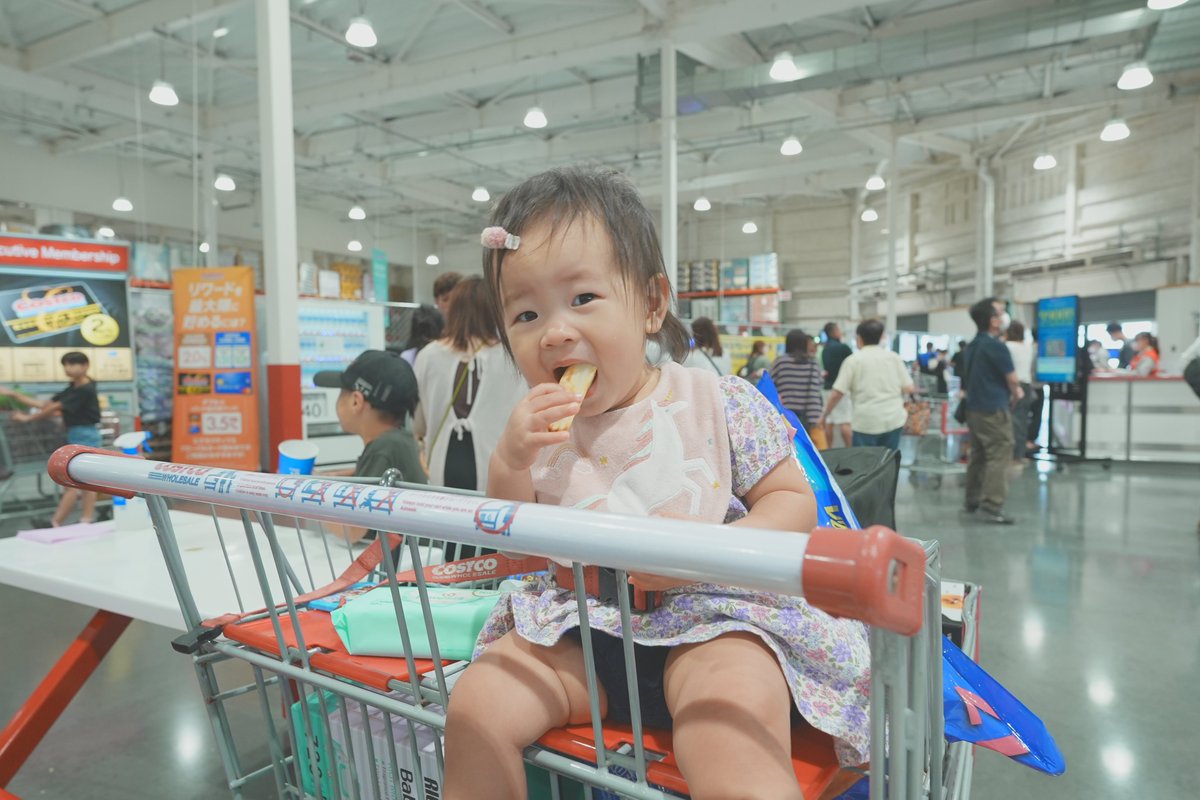 IronCouple3000's tweet photo. りゃーちゃん、コストコ木更津でポテトもぐもぐ https://t.co/atRSPkWLCt