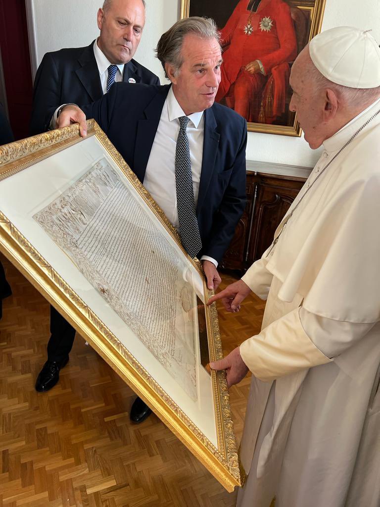 RenaudMuselier's tweet photo. Un moment unique et universel.

Au nom de la #RegionSud, j’ai remis à Sa Sainteté le #PapeFrançois deux cadeaux témoignages de nos racines chrétiennes :
- le « clou » symbole du pèlerinage dédié à Sainte Marie-Madeleine
- un acte de l’Enclave des Papes, don du Maire de #Valreas https://t.co/yL6WnLUoSX