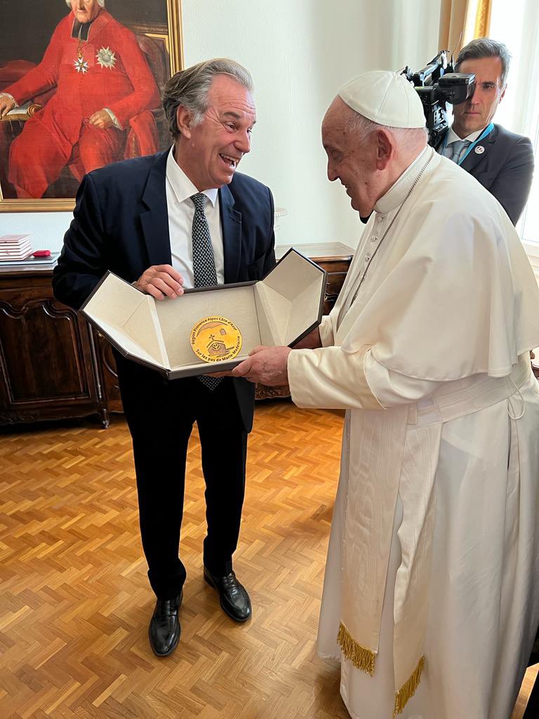 RenaudMuselier's tweet photo. Un moment unique et universel.

Au nom de la #RegionSud, j’ai remis à Sa Sainteté le #PapeFrançois deux cadeaux témoignages de nos racines chrétiennes :
- le « clou » symbole du pèlerinage dédié à Sainte Marie-Madeleine
- un acte de l’Enclave des Papes, don du Maire de #Valreas https://t.co/yL6WnLUoSX