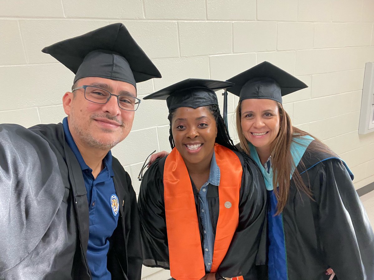 Padilla_AA's tweet photo. Wrapped up Education Go Get It Week! Truett Tigers are college ready! 👩‍🎓 👨‍🎓 @TeamDallasISD @REHdz79 #ourjounreyroars @ACEDallasISD https://t.co/6AZa1jmUar