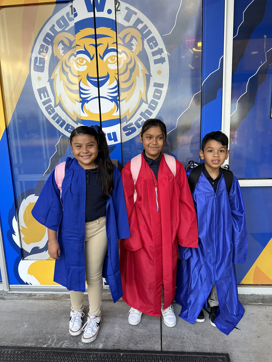 Padilla_AA's tweet photo. Wrapped up Education Go Get It Week! Truett Tigers are college ready! 👩‍🎓 👨‍🎓 @TeamDallasISD @REHdz79 #ourjounreyroars @ACEDallasISD https://t.co/6AZa1jmUar