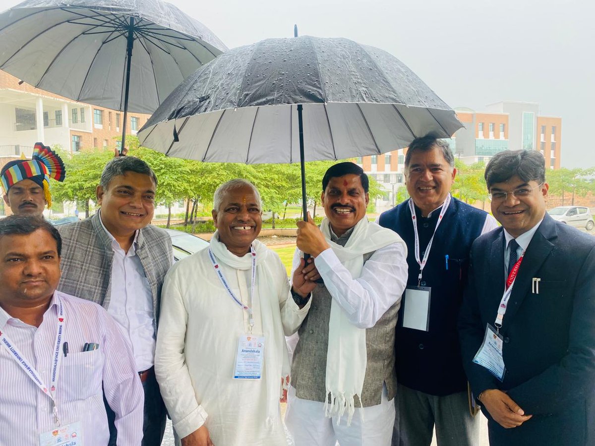 DrMohanYadav51's tweet photo. आज सेज विश्वविद्यालय भोपाल में भारतीय शिक्षण मंडल एवं विश्वविद्यालय विनियामक आयोग के संयुक्त तत्वावधान में राष्ट्रीय शिक्षा नीति 2020 में शासन प्रशासन तथा शैक्षणिक स्वायत्तता के संदर्भ में स्ववित्तपोषित विश्वविद्यालय की भूमिका विषय पर एक दिवसीय आनंद शाला सह संगोष्ठी के उद्घाटन सत्र को संबोधित किया। कार्यक्रम की शुरुआत दीप प्रज्वलित कर की।

#NEP2020

@BJP4India @BJP4MP @dpradhanbjp @EduMinOfIndia @highereduminmp @PMOIndia @shivprakashbjp @ChouhanShivraj @vdsharmabjp @HitanandSharma @PMuralidharRao @JansamparkMP @JPNadda