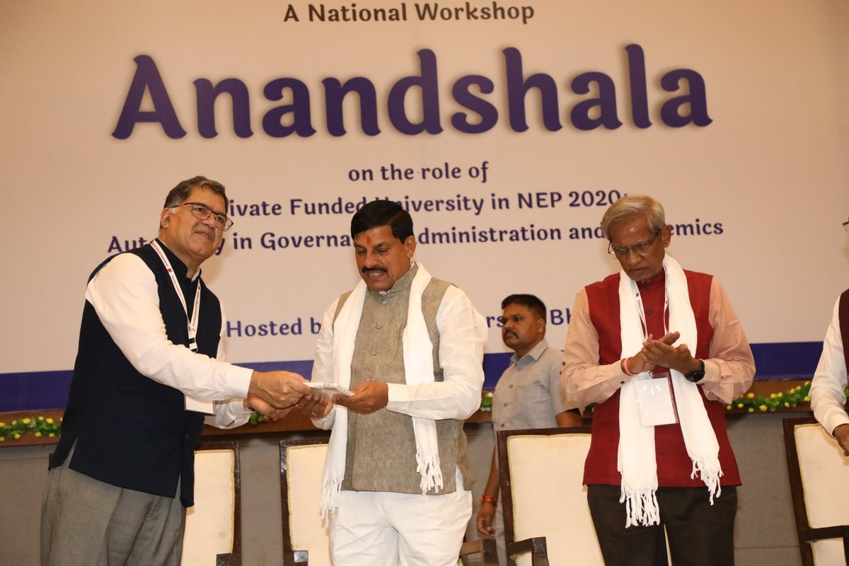 DrMohanYadav51's tweet photo. आज सेज विश्वविद्यालय भोपाल में भारतीय शिक्षण मंडल एवं विश्वविद्यालय विनियामक आयोग के संयुक्त तत्वावधान में राष्ट्रीय शिक्षा नीति 2020 में शासन प्रशासन तथा शैक्षणिक स्वायत्तता के संदर्भ में स्ववित्तपोषित विश्वविद्यालय की भूमिका विषय पर एक दिवसीय आनंद शाला सह संगोष्ठी के उद्घाटन सत्र को संबोधित किया। कार्यक्रम की शुरुआत दीप प्रज्वलित कर की।

#NEP2020

@BJP4India @BJP4MP @dpradhanbjp @EduMinOfIndia @highereduminmp @PMOIndia @shivprakashbjp @ChouhanShivraj @vdsharmabjp @HitanandSharma @PMuralidharRao @JansamparkMP @JPNadda