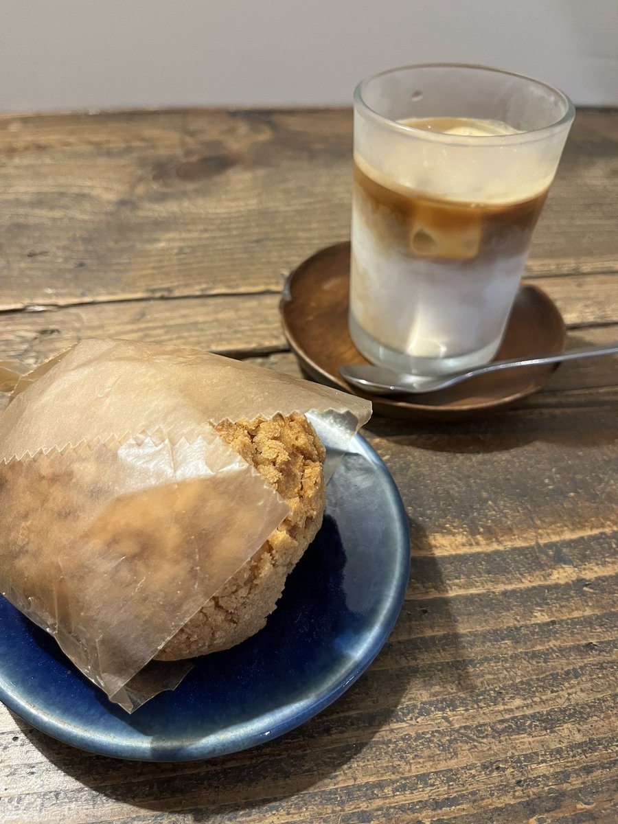 planetarium125's tweet photo. 島根で何度か飲んだカフェラテ、どこのも一口目に香りがわっと広がっておいしかったなぁ。写真は松江のイマジンコーヒー。こっち帰ってきて豆とかこだわってそうなお店に行っても感動がよみがえらない。あと島根は野菜もしっかり味がしてよかったんだよね、空気の綺麗さだとかが関係してるんだろうか。 https://t.co/vOC2ML5oSR