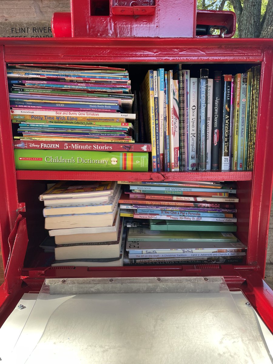 LCsFreeLibrary's tweet image. Freshly filled for Fall 🍂🍁 at both locations: Hunter and Potter &amp;amp; Sharon Johnston Park. Start the season out with a book or two to read. Take a visit the Fall festival today 9am to 1pm at the park and be sure to stop by for a book at the Little Library by the playground. 
📚💜