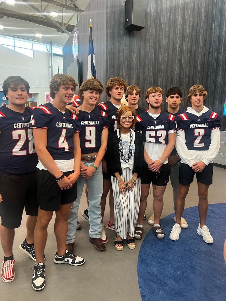 Cen10titans's tweet image. We love to see our @Cen10_Cheer and @Cen10TitansFB giving back to the #TitanNation Community @CurtsingerElem !! #Cen10Titans #TinyTitans